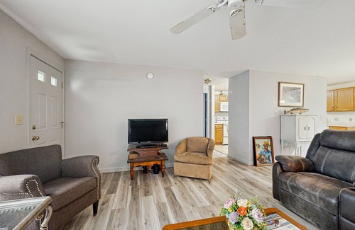 Port Clyde House | Charming Coastal Retreat with Comfortable Living Space and Washer/Dryer