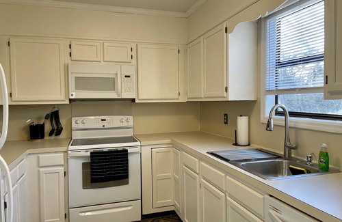 Winston - Salem Apartment | Charming Condo Near WFU, Full Kitchen, Strong WiFi, Charming condo near WFU, full kitchen, strong Wi