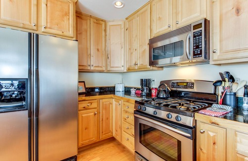 Elkhorn Village Condo | Charming Condo with Bluff Pool & Hot Tub - Gorgeous Mountain Views
