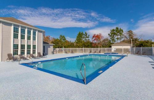 Gulf Shores House | Charming Condo with luxe amenities less than 10 minutes from the Beach