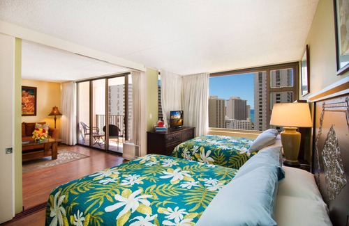 Waikiki Condo | Charming Condo with Partial Ocean View & Free Parking!