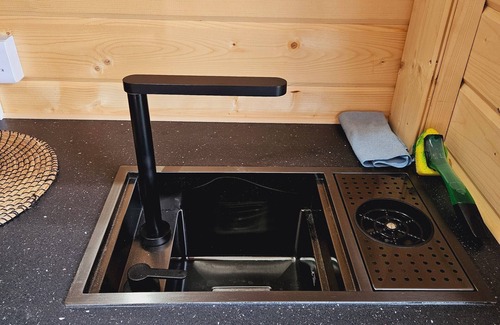 Hove Cabin | Charming & Cosy Self Contained Log Cabin, Private Entrance & Free on St Parking