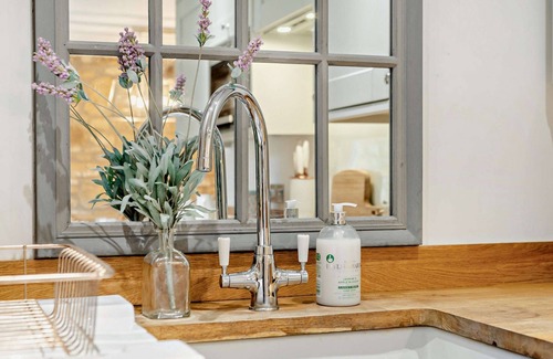 Blockley Cottage | Charming cosy cottage w/babbling brook, in heart of the Cotswolds, w/parking.