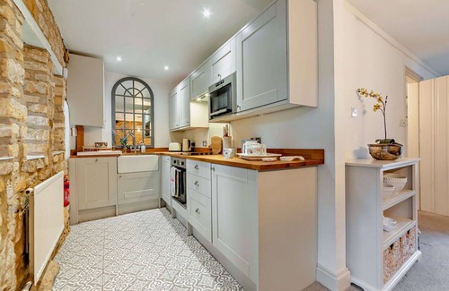 Blockley Cottage | Charming cosy cottage w/babbling brook, in heart of the Cotswolds, w/parking.