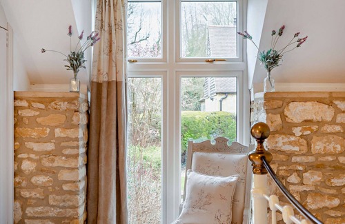 Blockley Cottage | Charming cosy cottage w/babbling brook, in heart of the Cotswolds, w/parking.
