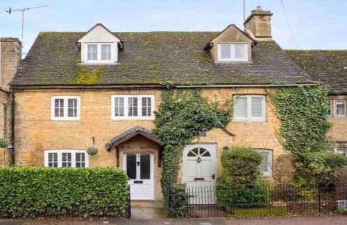 Bourton House | Charming Cottage in Heart of Bourton-on-the Water