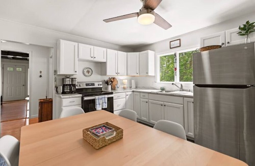 Old Orchard Beach Cottage | Charming cottage short walk to beach!