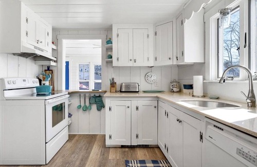 Ocean Park Cottage | Charming cottage only 3 min walk to beach!