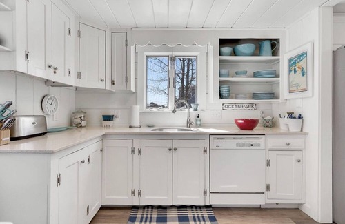 Ocean Park Cottage | Charming cottage only 3 min walk to beach!