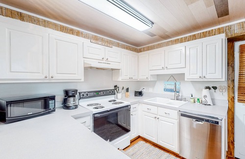 Biltmore Beach Cottage | Charming cottage with enclosed yard, patio, private hot tub & washer/dryer