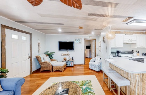 Biltmore Beach Cottage | Charming cottage with enclosed yard, patio, private hot tub & washer/dryer