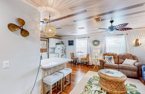 Biltmore Beach Cottage | Charming cottage with enclosed yard, patio, private hot tub & washer/dryer