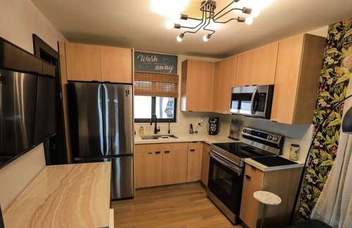 Croissant Park Cottage | Charming Cottage close to Downtown FTL!