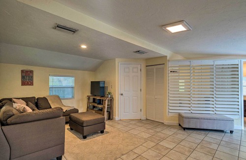 Ridge Wood Heights Cottage | Charming Cottage ~ 5 Miles to Siesta Key Beach!