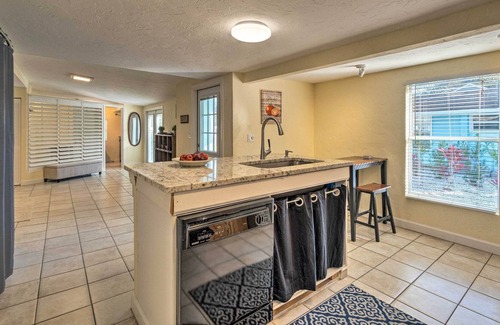 Ridge Wood Heights Cottage | Charming Cottage ~ 5 Miles to Siesta Key Beach!