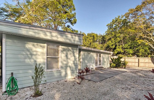Ridge Wood Heights Cottage | Charming Cottage ~ 5 Miles to Siesta Key Beach!