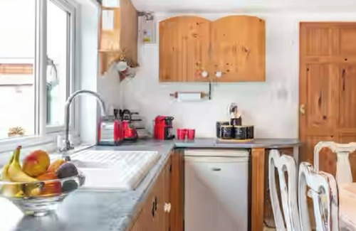 Borth Apartment | Charming Cottage Apartment-1 minute from Beach