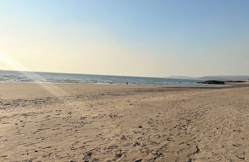 Borth Apartment | Charming Cottage Apartment-1 minute from Beach