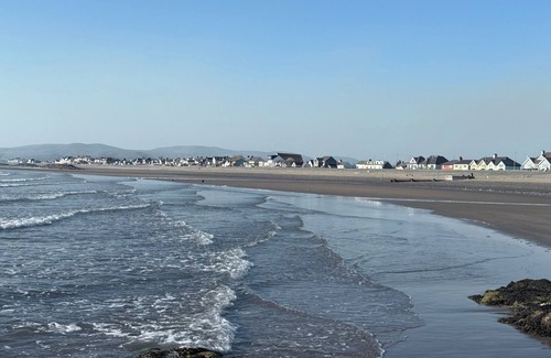 Borth Apartment | Charming Cottage Apartment-1 minute from Beach
