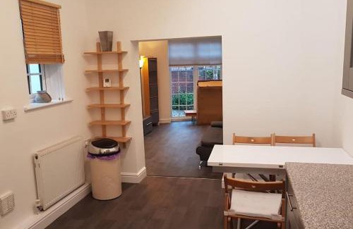 Leeds House | Charming cottage central Leeds close to LGI