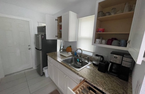 Warm Mineral Springs Cottage | Charming cottage for 2 across warm mineral springs park