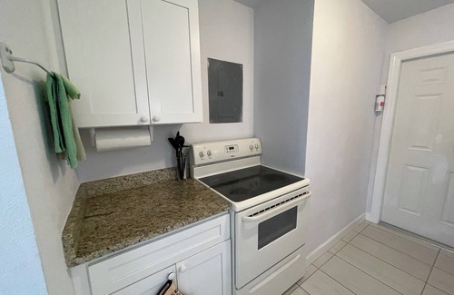 Warm Mineral Springs Cottage | Charming cottage for 2 across warm mineral springs park