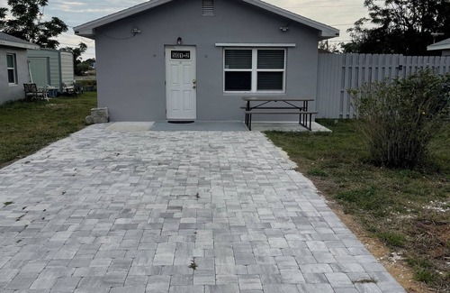 Warm Mineral Springs Cottage | Charming cottage for 2 across warm mineral springs park