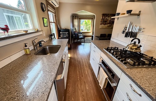 Seattle Cottage | Charming cottage in amazing Seattle neighborhood - only 15 minutes to downtown