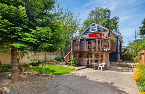 Seattle Cottage | Charming cottage in amazing Seattle neighborhood - only 15 minutes to downtown