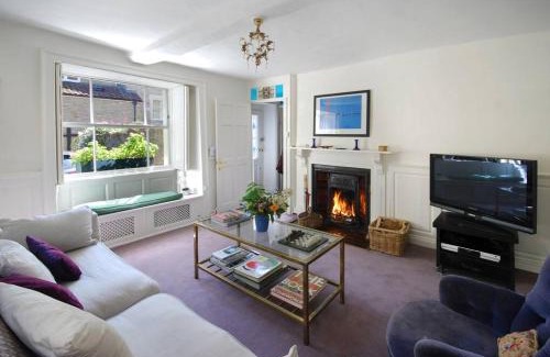 Frome House | Charming Cottage in the Heart of Frome with parking