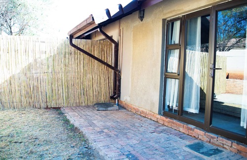 Greater Johannesburg Metropolitan Area Cottage | Charming cottage in lovely Roodepoort with WiFi access