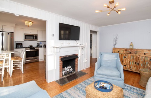 Teaticket House | Charming Cottage Just Steps from Green Pond Views