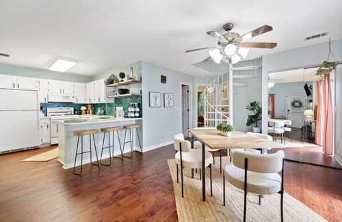 Kennesaw House | Charming Cottage + Loft: Home/Garage in Kennesaw