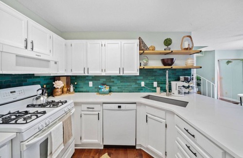 Kennesaw House | Charming Cottage + Loft: Home/Garage in Kennesaw