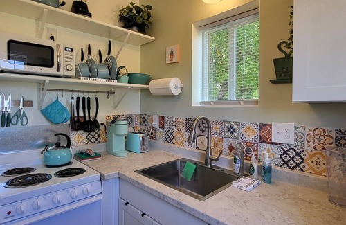 Clifton Cottage | Charming cottage near wineries, hiking, biking and rafting - pet friendly!