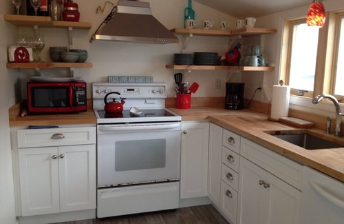 Matunuck House | Charming Cottage/Ocean View/Steps from Sand/Close to U.R.I.