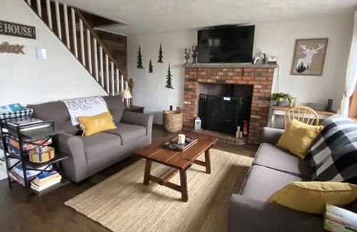 Long Pond Cottage | Charming Cottage on a hill by Camelback and Kalahari