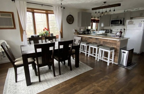 Long Pond Cottage | Charming Cottage on a hill by Camelback and Kalahari