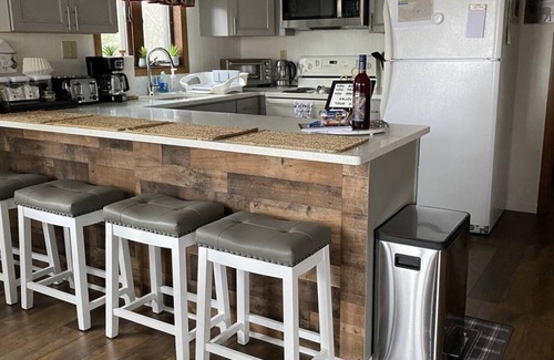 Long Pond Cottage | Charming Cottage on a hill by Camelback and Kalahari