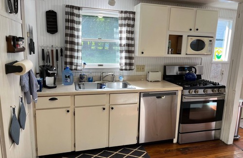 Douglas Cottage | Charming Cottage on Lakeshore Drive