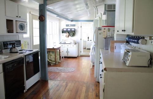 Douglas Cottage | Charming Cottage on Lakeshore Drive