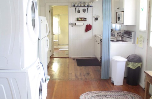 Douglas Cottage | Charming Cottage on Lakeshore Drive