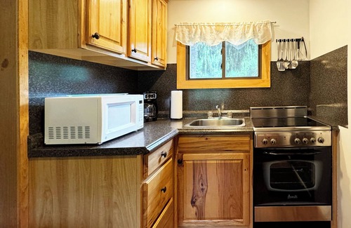 Reeders Cottage | Charming Cottage on Private Resort in the Poconos