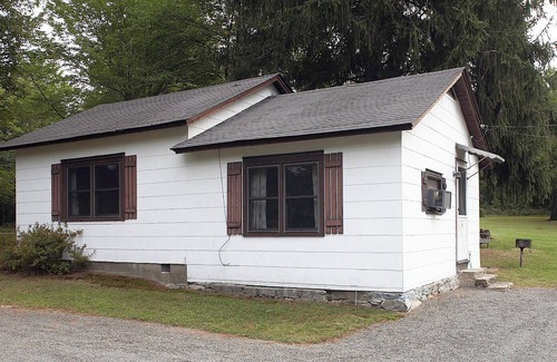Reeders Cottage | Charming Cottage on Private Resort in the Poconos