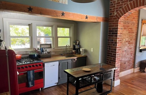 Sloan Lake Cottage | Charming cottage, private pickleball, walk to restaurants, fast wifi, 1 acre
