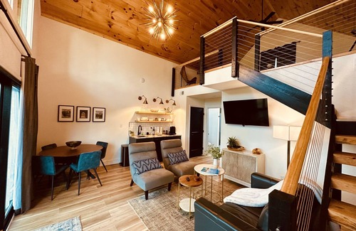 Gatlinburg - Pigeon Forge Cottage | Charming Cottage Retreat - Last Minute Deals!