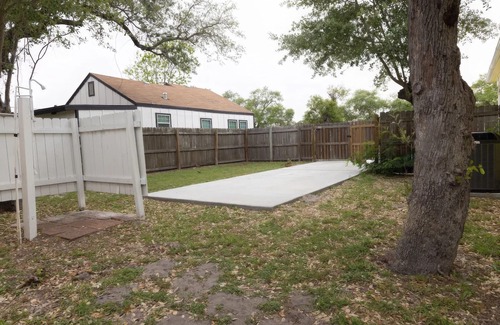 Aransas Pass Cottage | Charming cottage , super close to the water park,Port Aransas ferry, Rockport.