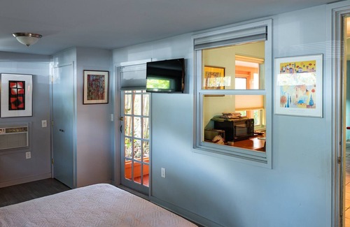 Park East House | Charming Cottage short distance to Downtown Sarasota