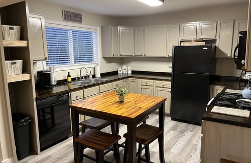 Sevierville Cottage | Charming Cottage: Steps Away from Dollywood Entrance w/Private HotTub-sleeps 6!