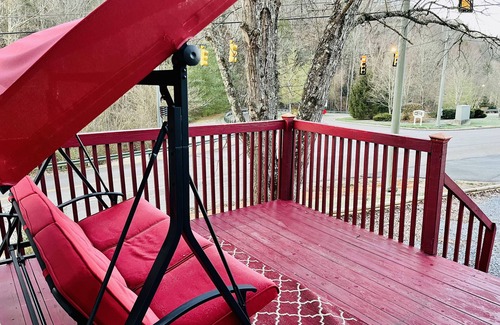 Sevierville Cottage | Charming Cottage: Steps Away from Dollywood Entrance w/Private HotTub-sleeps 6!